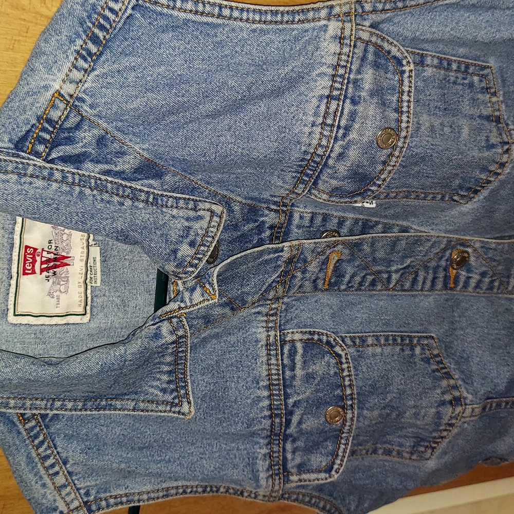 Levi's Blue Denim Jeans with Gold Stitching and Classic Wash